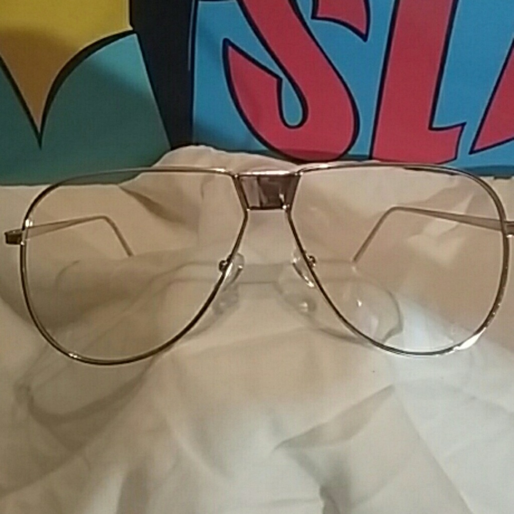 Gold tone Aviator style frame